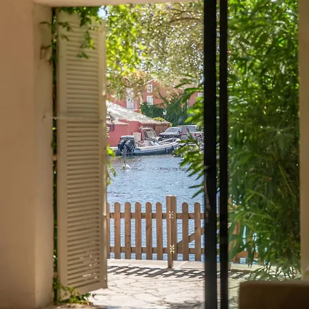 Terrasse Sur L'eau Grimaud
